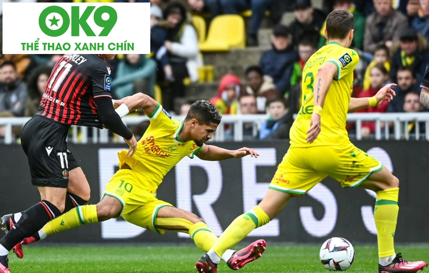 Nice (áo đen) quyết tâm giành chiến thắng trước Nantes. (Ảnh: Getty)