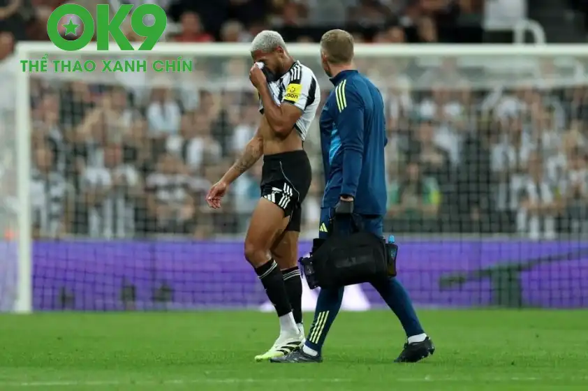 Joelinton ôm mặt rời sân vì chấn thương - Nguồn: Getty